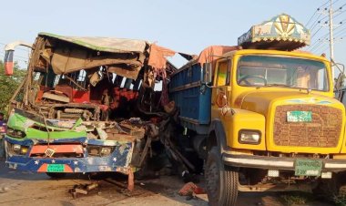 টাঙ্গাই‌লে দাঁড়িয়ে থাকা ট্রাকে বাসের ধাক্কায় নিহত ৪