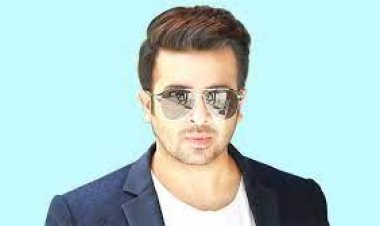  নিজের সঙ্গে দাঁড়িয়ে আছেন শাকিব খান!