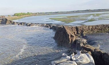 কয়রায় বেড়িবাঁধ ভেঙে কপোতাক্ষের গর্ভে