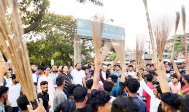 কুমিল্লায় মহাসড়ক অবরোধ করে এমপির বিরুদ্ধে ঝাড়ু মিছিল