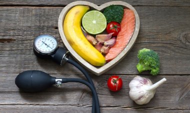 ব্লাড প্রেসার কমাতে যেসব খাবার খাবেন