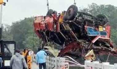 ভারতে সেতুর রেলিং ভেঙে যাত্রীবাহী বাস নদীতে, নিহত ১৩