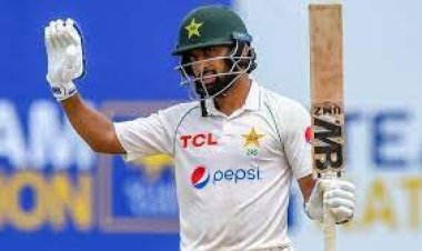 ব্যাট হাতে আলোকিত পাক ওপেনার আবদুল্লাহ