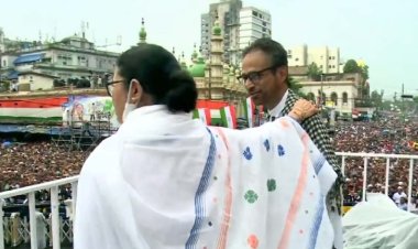 মঞ্চে মমতা, গান ধরলেন নচিকেতা, ‘তুমি আসবে বলেই’