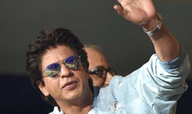 লোকে চিনে ফেলেছে, এক ছুটে গাড়িতে উঠে পড়লেন শাহরুখ!