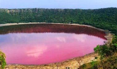 উল্কাপাতের ফলে তৈরি খাদে বদলে যায় পানির রং!