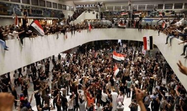 ইরাকের পার্লামেন্টে বিক্ষোভকারীদের হামলা