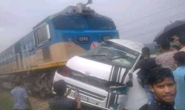 পর্যটকবাহী মাইক্রোবাসে ট্রেনের ধাক্কায় নিহত ১২