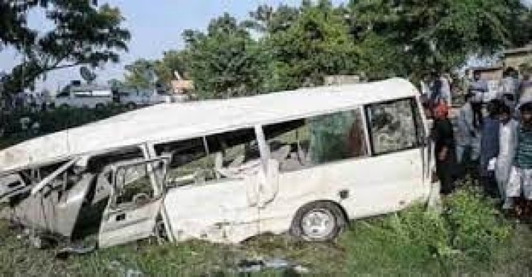পাকিস্তানে যাত্রীবাহী বাস খাদে, নিহত অন্তত ১৯