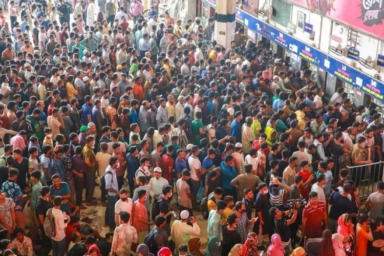 আজও টিকিট না পেয়ে লাইনেই রয়ে গেলেন কয়েক শ নারী-পুরুষ