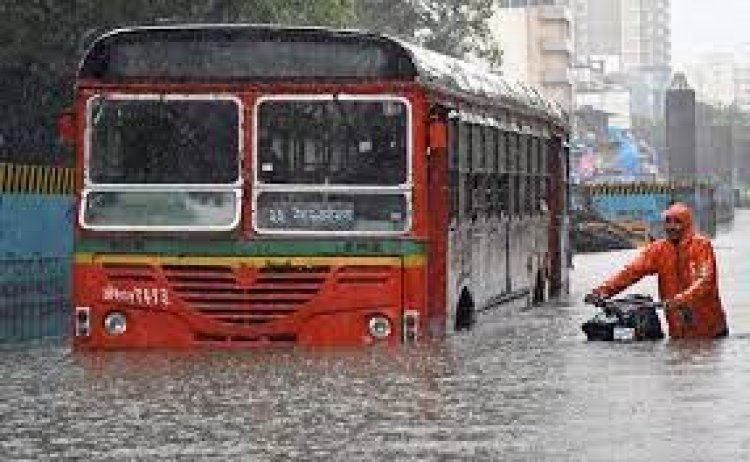ভারি বর্ষণে মুম্বইয়ে বন্যা, রেড এলার্ট জারি