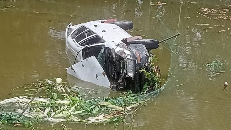 নিয়ন্ত্রণ হারিয়ে পুকুরে প্রাইভেটকার