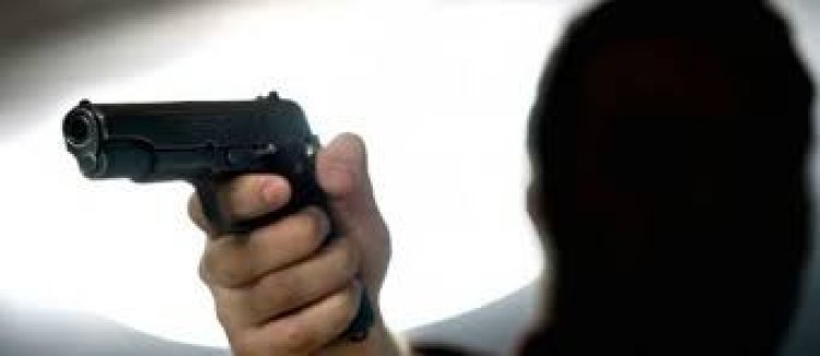 অভিনেতাকে লক্ষ্য করে আততায়ীর গুলি