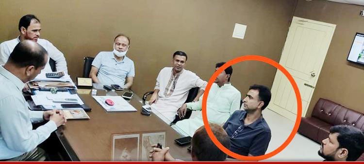 উপজেলা চেয়ারম্যানের কক্ষে বসে চা খেলেন ‘পলাতক’ ইউপি চেয়ারম্যান