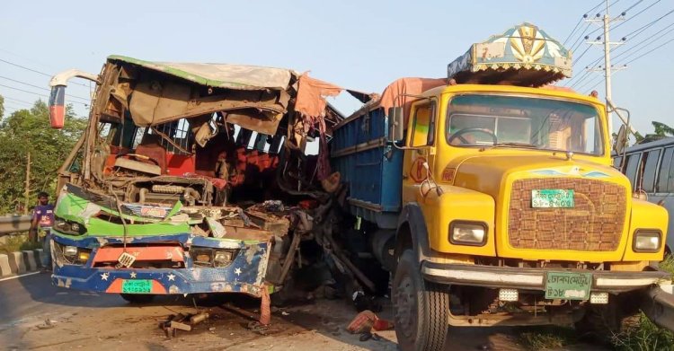 টাঙ্গাইলে দাঁড়িয়ে থাকা ট্রাকে বাসের ধাক্কায় নিহত ৪