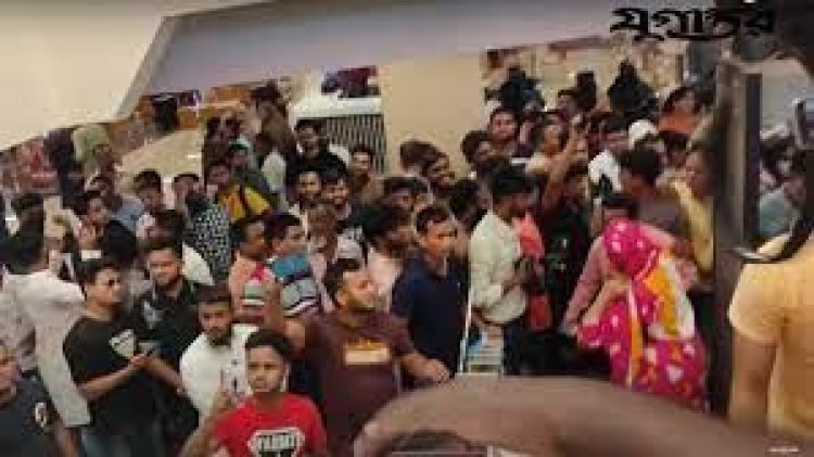দিন: দ্য ডে’র টিকিট না পেয়ে মিছিল