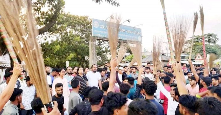 কুমিল্লায় মহাসড়ক অবরোধ করে এমপির বিরুদ্ধে ঝাড়ু মিছিল