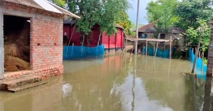 বেড়িবাঁধ ভাঙন, স্বাস্থ্যঝুঁকিতে ২৫ হাজার পানিবন্দি মানুষ