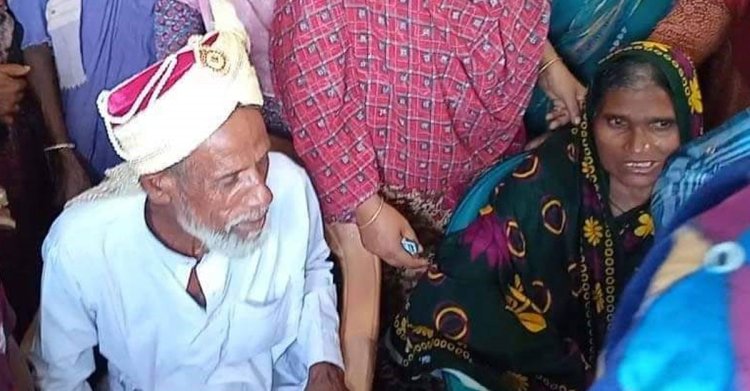 বিয়ের ৫০ বছর পর অনুষ্ঠান করলেন বৃদ্ধ দম্পতি