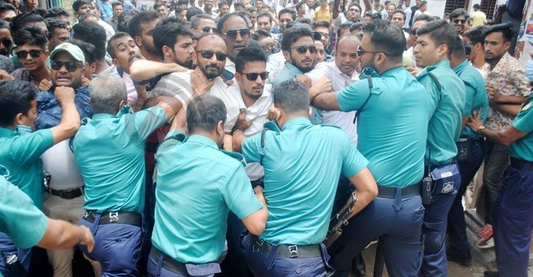 বরিশালে পুলিশি বাধায় ছাত্রদলের বিক্ষোভ পণ্ড