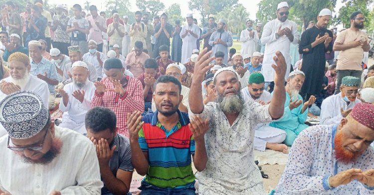 রংপুরে বৃষ্টির জন্য নামাজ আদায়, মোনাজাতে হু হু করে কান্না