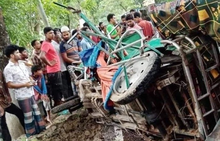 বাকেরগঞ্জে বিআরটিসি বাসচাপায় নিহত ৪