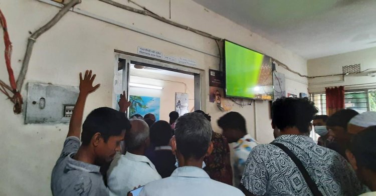 দালালের কথায় ‘চোখ বন্ধ করে’ সিল মারেন ইমিগ্রেশন অফিসার