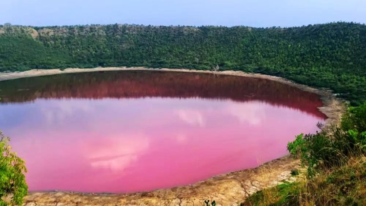 উল্কাপাতের ফলে তৈরি খাদে বদলে যায় পানির রং!