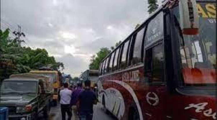 ঢাকা-চট্টগ্রাম মহাসড়কে লরি উল্টে ৩০ কিমি থেমে থেমে যানজট