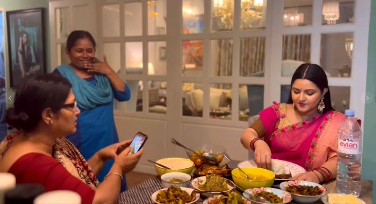  পরীমণির জন্য ফুল, শাড়ি আর খাবার নিয়ে এলেন ‘মা’ অপু