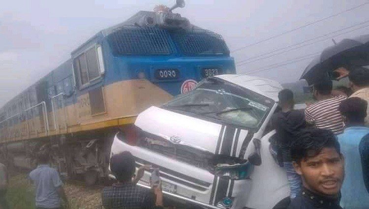পর্যটকবাহী মাইক্রোবাসে ট্রেনের ধাক্কায় নিহত ১২