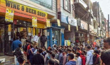 এক বোতল কিনলে দু’বোতল ফ্রি! কয়েক ঘণ্টার মধ্যেই খালি হয়ে গেল মদের দোকান