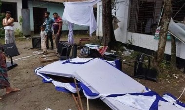 লক্ষ্মীপুরে বিএনপির প্রতিবাদ সভার জন্য বানানো মঞ্চে ছাত্রলীগের হামলা