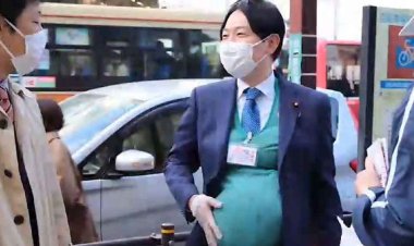 সন্তানধারণের বেদনা বুঝতে নিজেই ‘অন্তঃসত্ত্বা’ হলেন পুরুষ মন্ত্রী