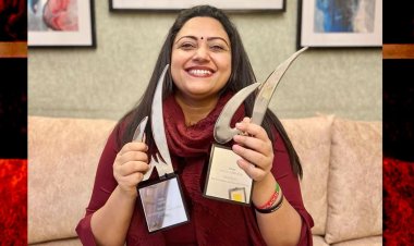  ডাবল পুরস্কার হাতে উচ্ছ্বসিত সুমী