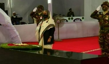 বঙ্গবন্ধুর প্রতিকৃতিতে প্রধানমন্ত্রীর শ্রদ্ধা নিবেদন