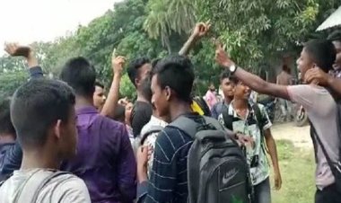 শিক্ষার্থীদের ধাওয়ায় শৌচাগারে গ্রন্থাগারিক, টেনে এনে মারধর