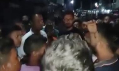 চাঁদা না পেয়ে হামলা-ভাঙচুর, সড়ক অবরোধ করে ব্যবসায়ীদের বিক্ষোভ