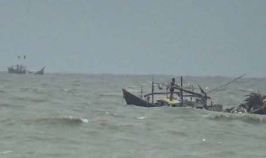 কুয়াকাটায় ট্রলার ডুবি, এখনো নিখোঁজ ২৫০