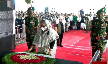 একুশে আগস্ট গ্রেনেড হামলায় নিহতদের প্রতি প্রধানমন্ত্রীর শ্রদ্ধা