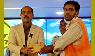 আইফোন ফিরিয়ে দেয়া রিকশাচালক পেলেন ৫০ হাজার টাকা পুরস্কার