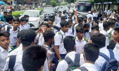 হাফ ভাড়া দাবিতে বনানীর সড়কে শিক্ষার্থীরা