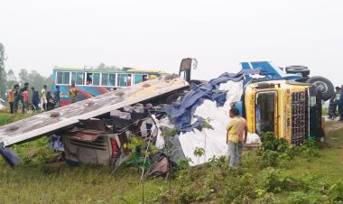দিনাজপুরে বাস-ট্রাক সংঘর্ষে চালকসহ নিহত ২