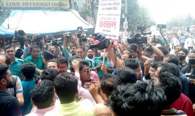 ধস্তাধস্তিতে শেষ হলো হরতাল, বাম জোটের দাবি ‘সফল’