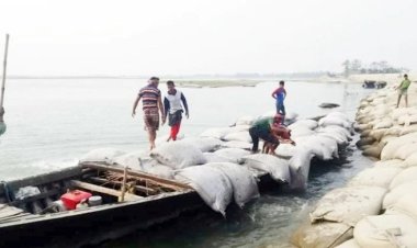 জিও ব্যাগ বাড়িতে নিচ্ছেন স্থানীয়রা, ঝুঁকিতে নদীর বাঁধ