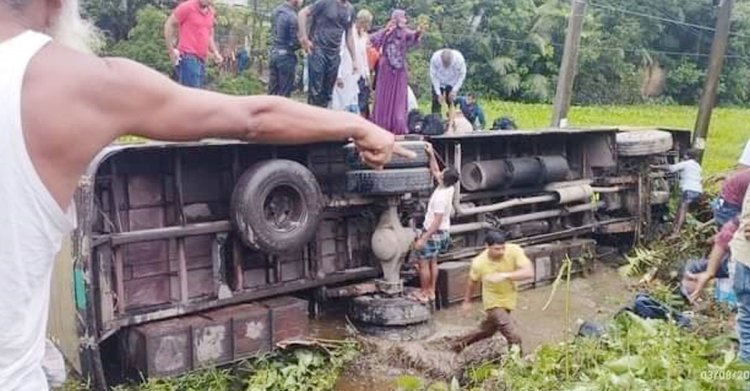 লক্ষ্মীপুরে নিয়ন্ত্রণ হারিয়ে বাস খালে, সুপারভাইজার নিহত