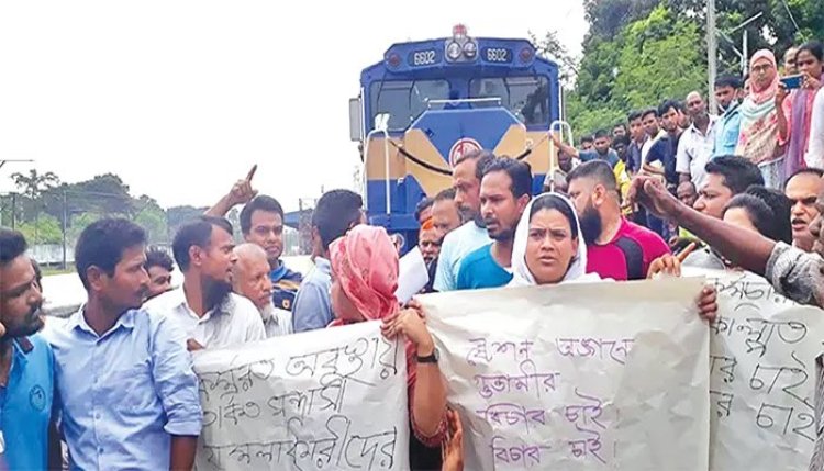 দিনাজপুর রেল স্টেশনে এক সরকারি কর্মকর্তার টিকিট চেকিংয়ের নামে ঘটে গেছে তুলকালাম কাণ্ড