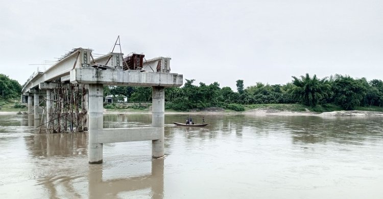 কাঁকড়া নদীর ওপর চার বছরেও হয়নি ১৫ কোটি টাকার সেতু, খোঁজ নেই ঠিকাদারের