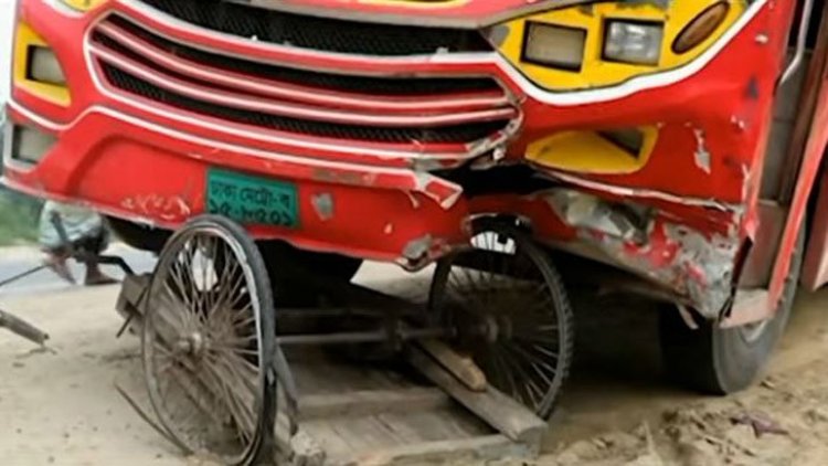 চাপা দিয়ে আধা কিলোমিটার ভ্যান নিয়ে গেলো বাস, নিহত ২