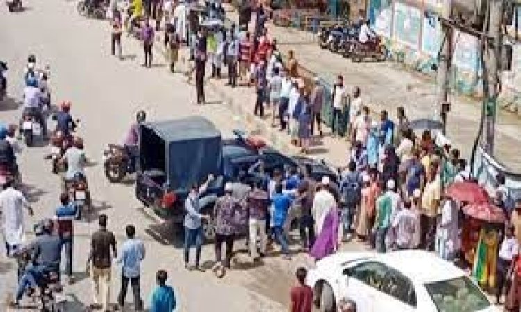 জ্বালানি তেলের মূল্যবৃদ্ধির প্রতিবাদে বিক্ষোভ, পুলিশের গাড়ি ভাঙচুর
